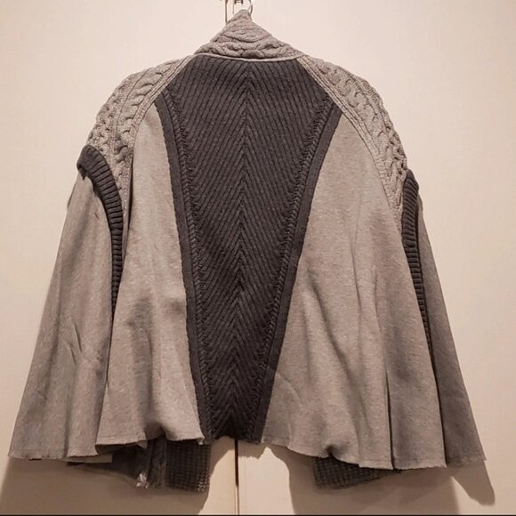 Burberry Knitted Cape - Picture 5 of 8